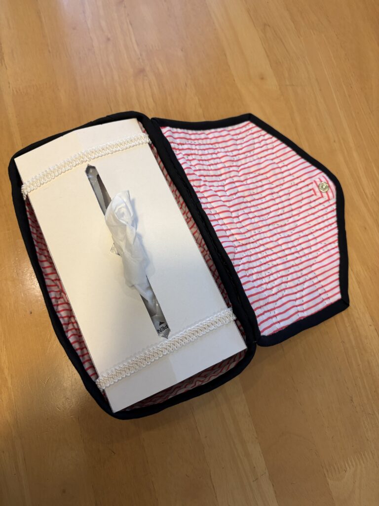 ソフトパックティッシュに厚紙をセットした様子